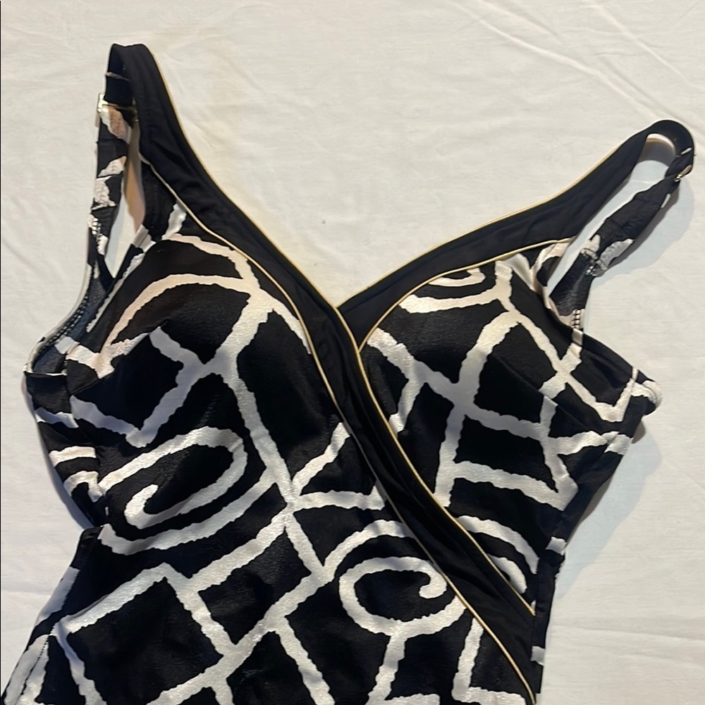 Black and White Geometric One-Piece Swimsuit - Picture 5 of 11